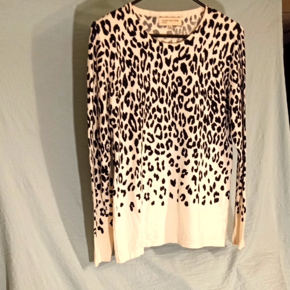 Jones New York Black And White Leopard Print lightweight buttery Soft top Medium